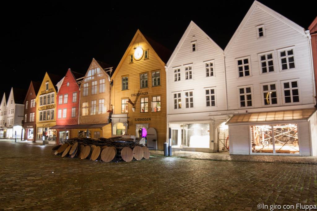 Cosa vedere a Bergen: il Bryggen di sera