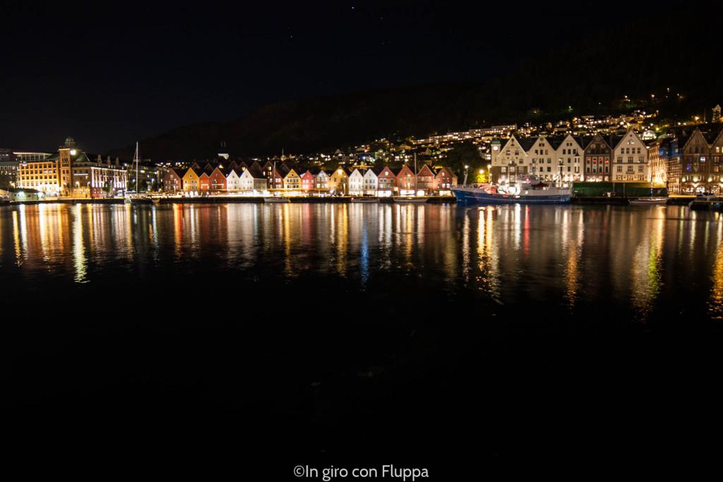 Cosa vedere a Bergen: il Bryggen di sera