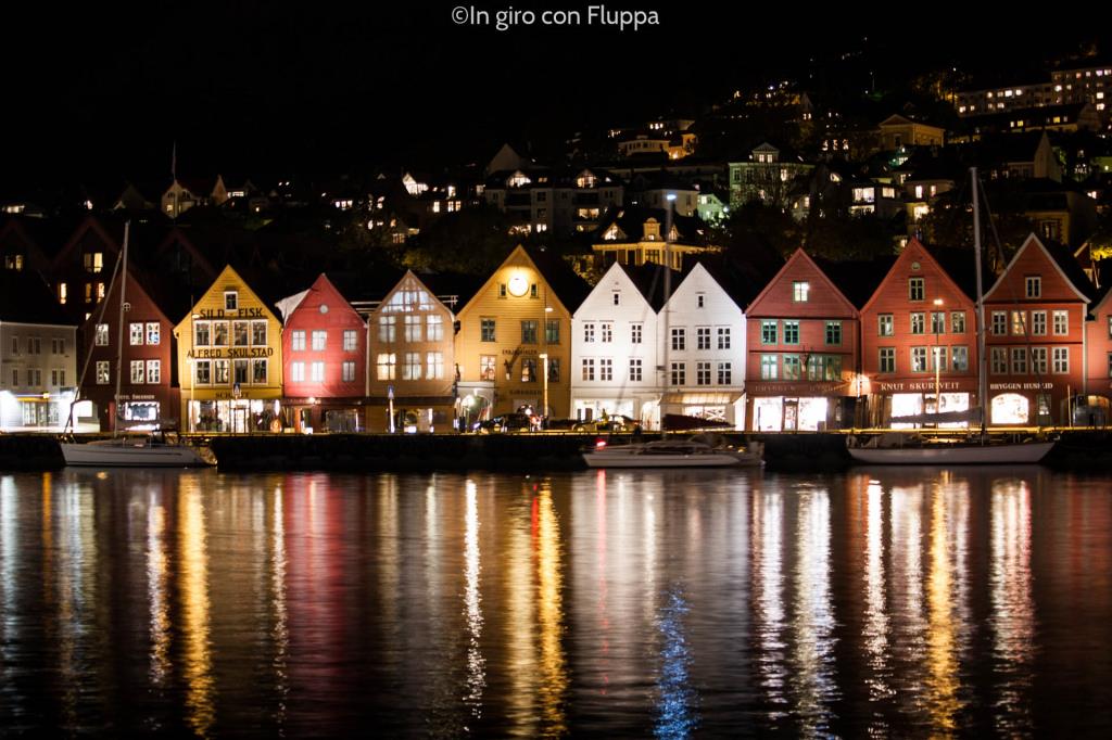 Cosa vedere a Bergen: il Bryggen di sera