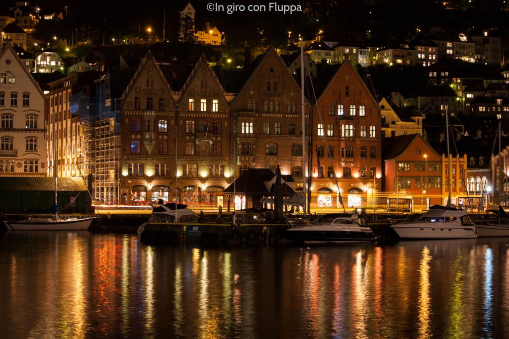 Cosa vedere a Bergen: il Bryggen di sera