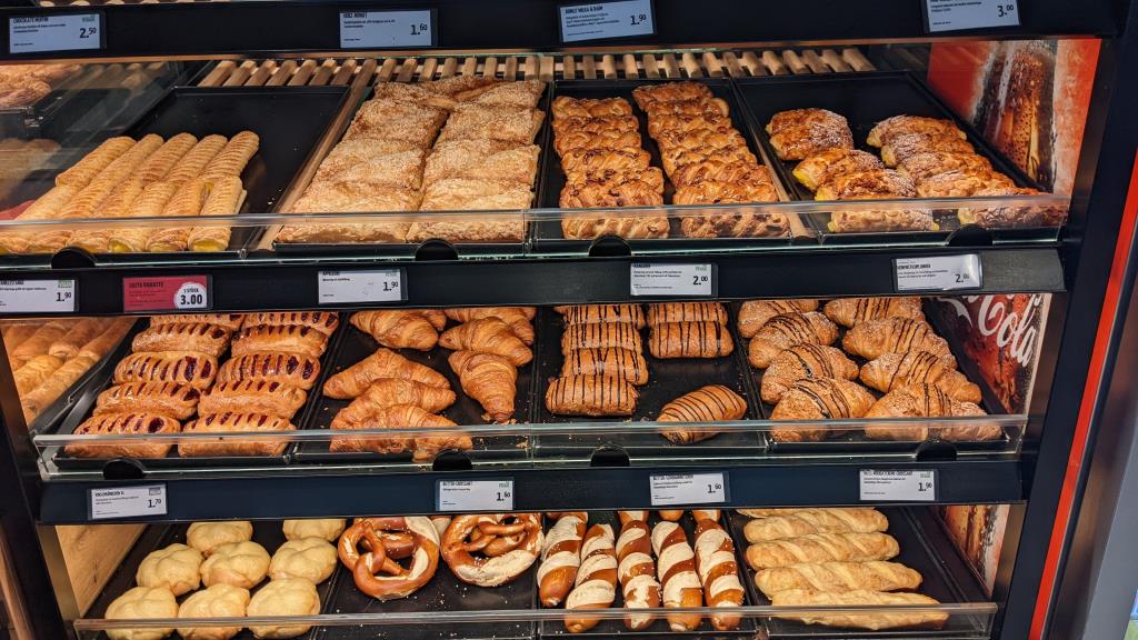 Scaffale di dolci e salati nelle bakery a Belrlino