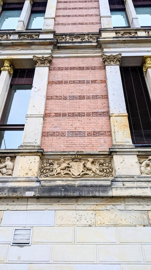 Fori di proiettili sui muri di un edificio di Berlino