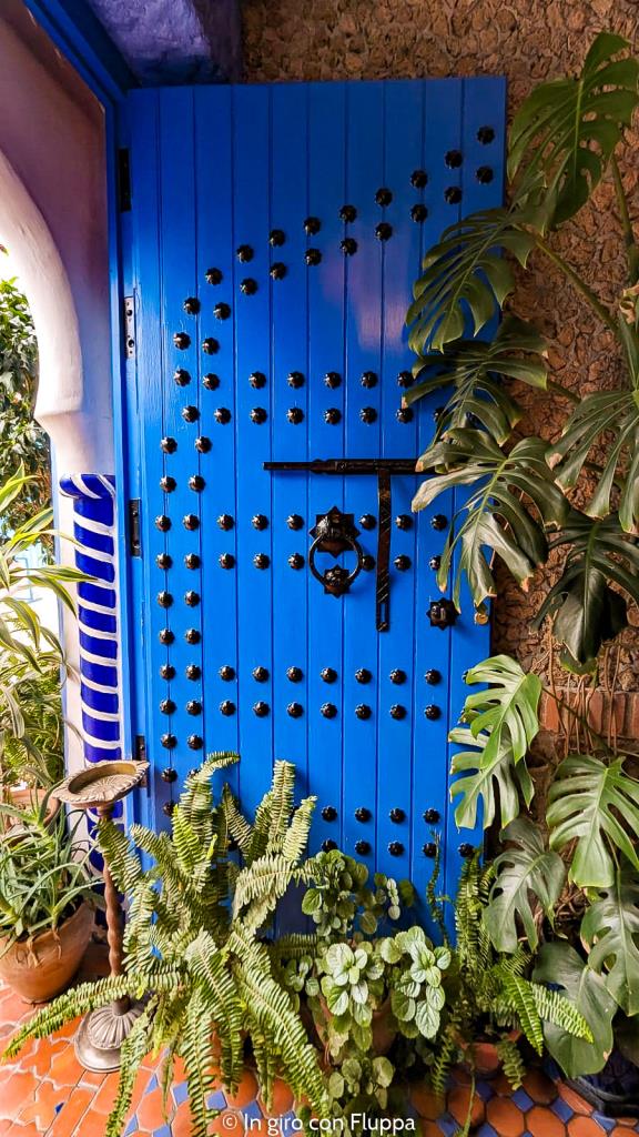 Hotel Chez Aziz - porta d'ingesso blu