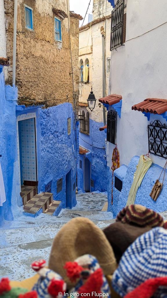 Vicolo blu e giallo a Chefchaouen