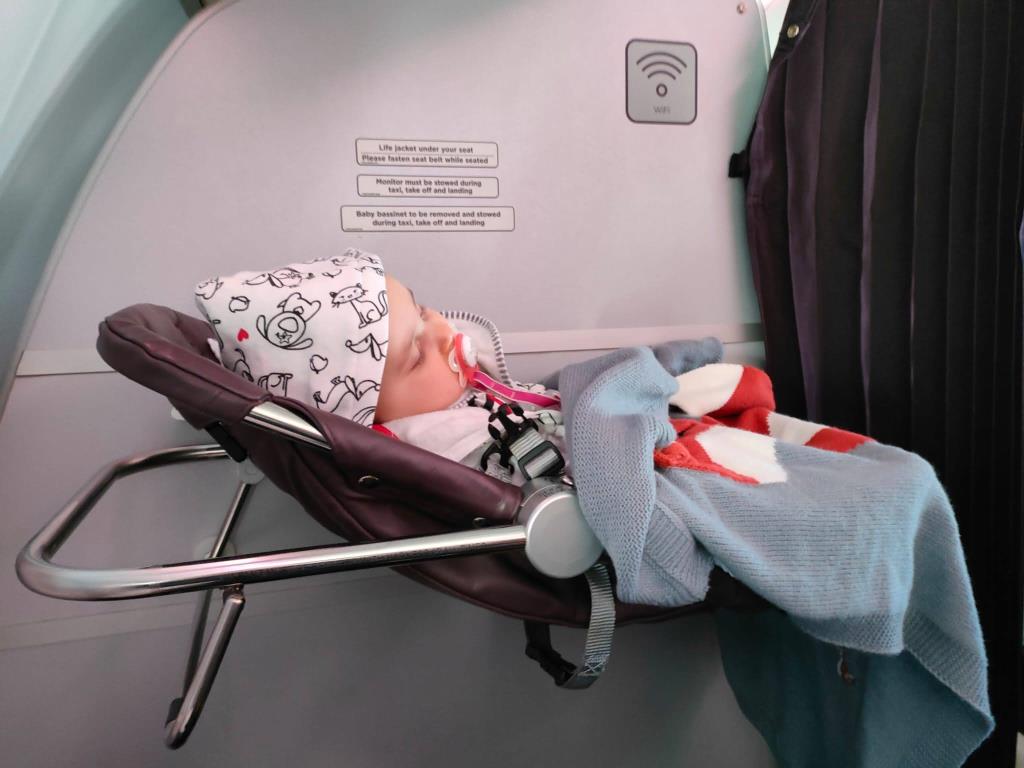 Vicky che dorme su un volo Virgin Atlantic per Antigua