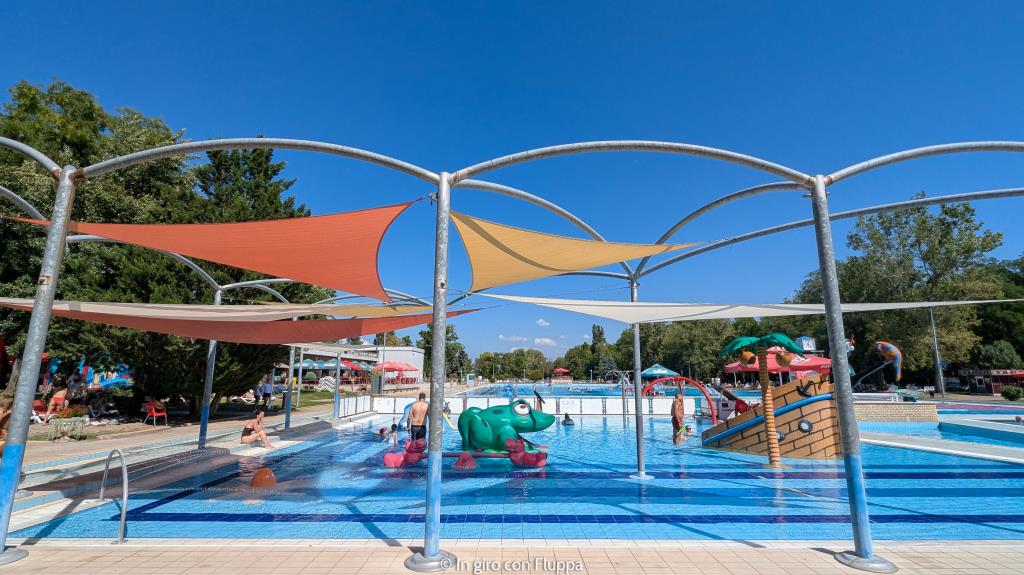 Palatinus Strand Baths, Budapest. Area bambini con tende.