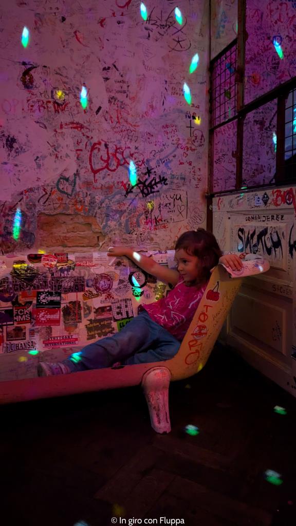 Vicky su un divanetto nello Szimpla Kert, Budapest