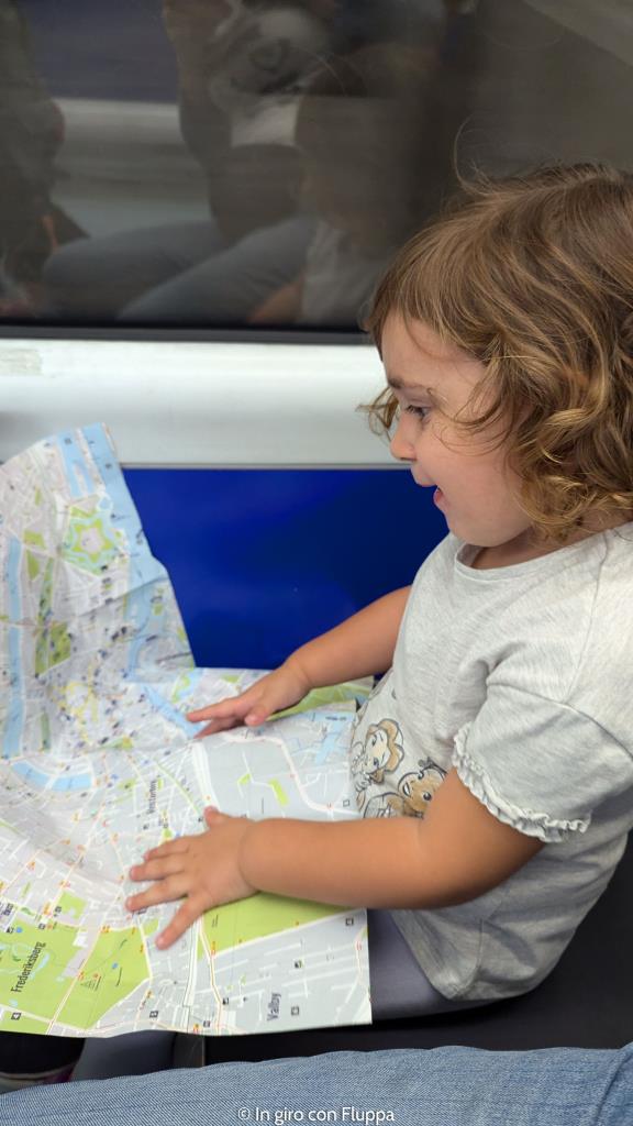 bimba con mappa di Copenhagen