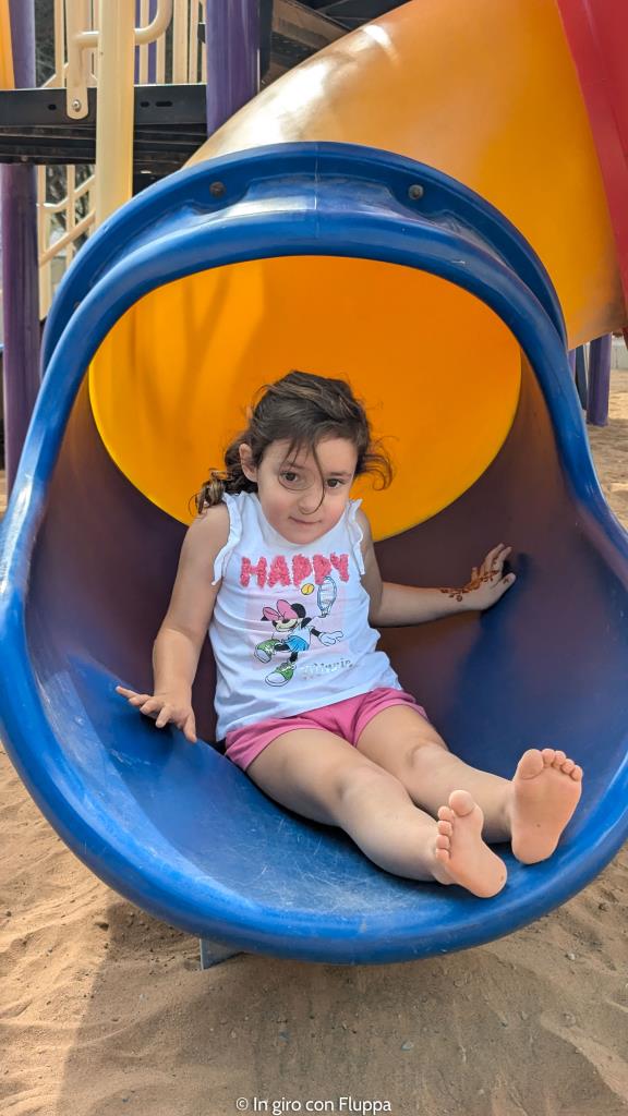 Vicky esce da uno scivolo nel parco del Falaj Daris