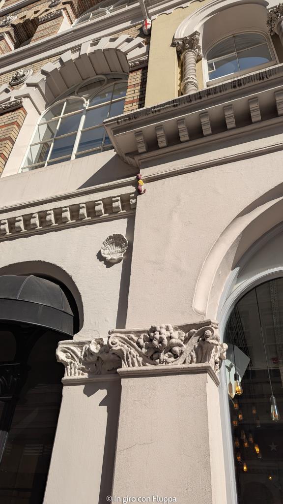 Statua dei topolini che mangiano il formaggio, Londra
