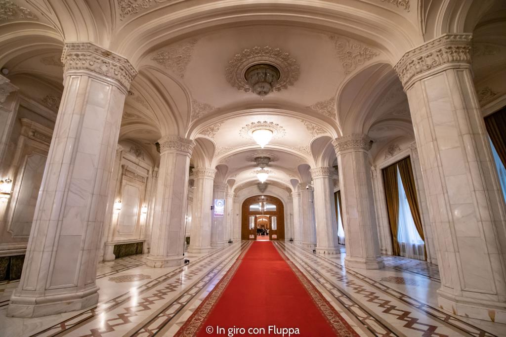 Corridoio con tappeto rosso del Palazzo del Parlamento di Bucarest