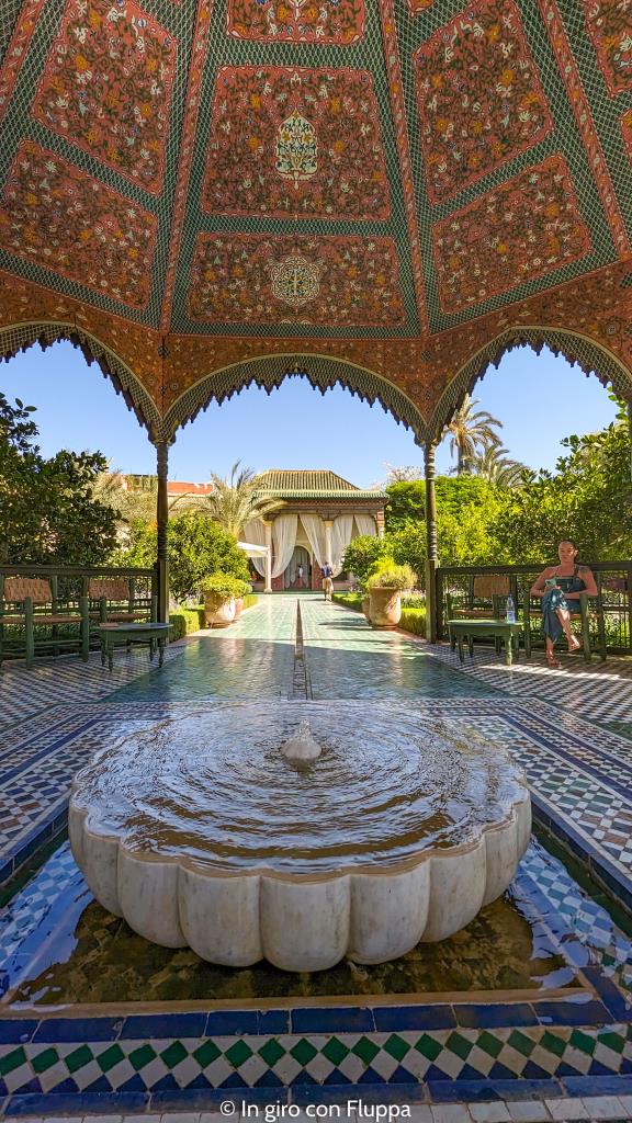 Fontana e padiglione centrale del Jardin Secret di Marrakech