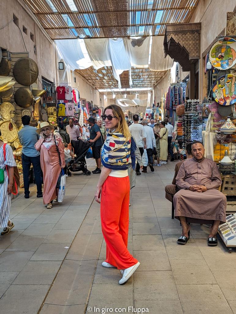 Flavia passeggia nei souk di Marrakech