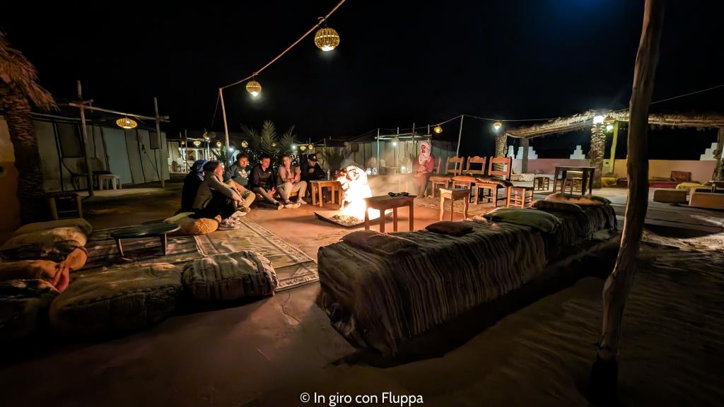Serata intorno al fuoco nel deserto di Merzouga