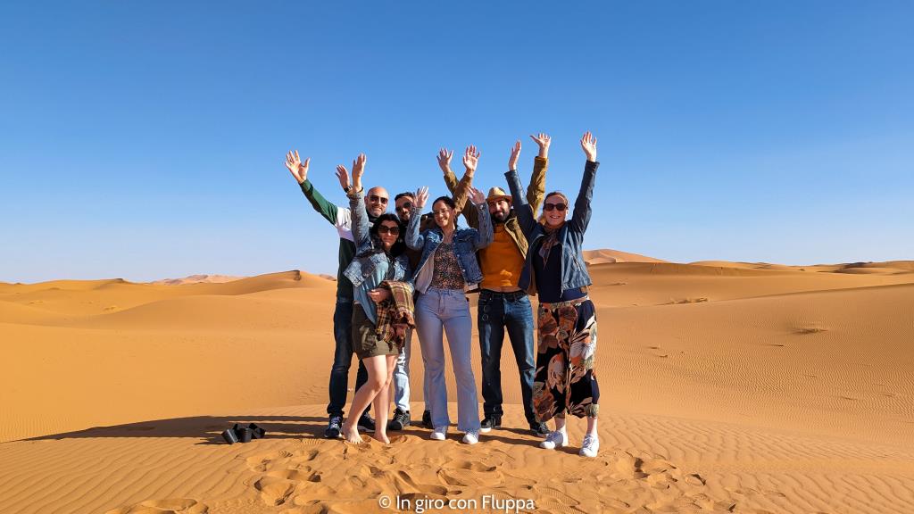 Gruppo di amici sulle dune del deserto di Merzouga