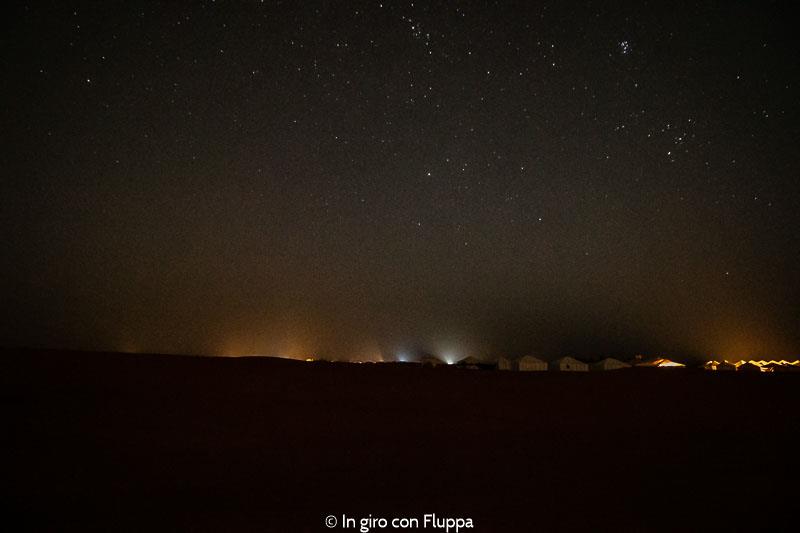 Cielo stellato sull'accampamento nel deserto di Merzouga