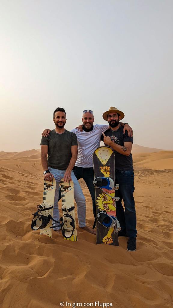 Amici che si preparano a fare sandboarding
