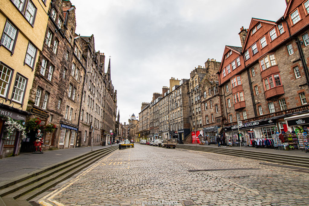 Il Royal Mile di Edimburgo, cafè e negozi