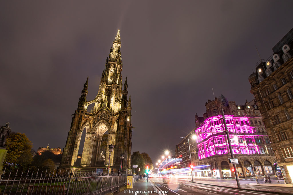 Scott Monument di sera