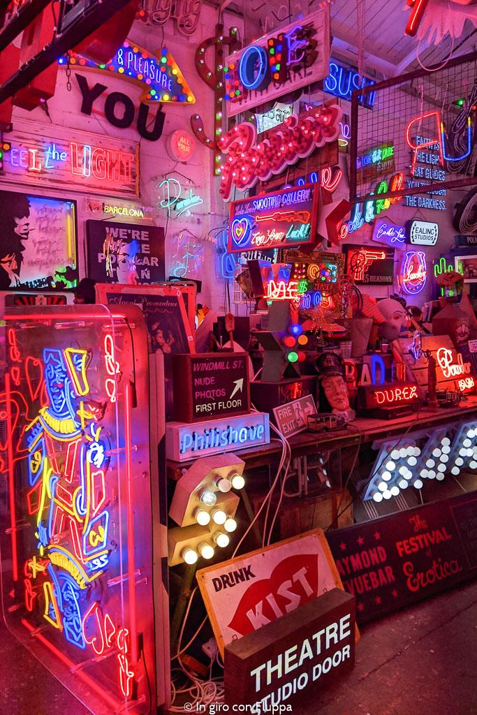 Il God's Own Junkyard, galleria di insegne al neon a Londra