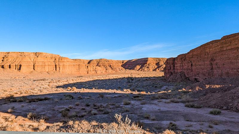 Vista delle montagne marocchine dal finestrino dell'auto