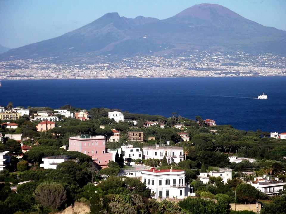Il Vesuvio visto dal Parco Virgiliano Il Vesuvio visto dal Parco Virgiliano