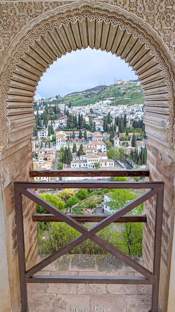 Granada incorniciata da un arco dell'Alhambra