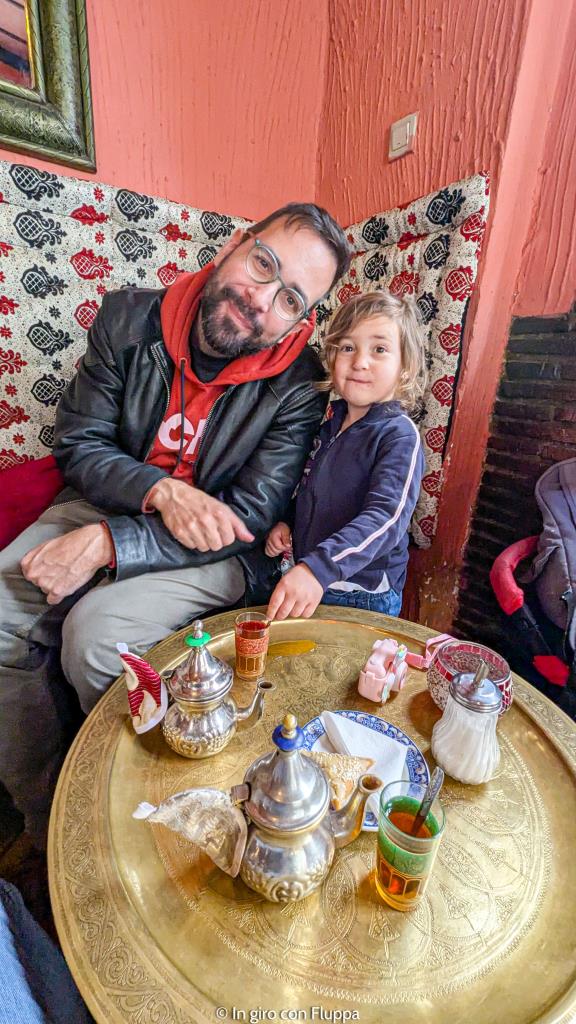 Max e Vicky in una teteria a Granada