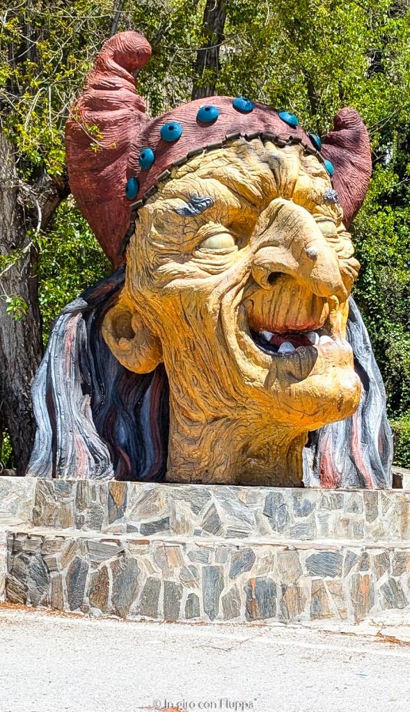 Soportújar, testa di strega all'ingrsso del villaggio
