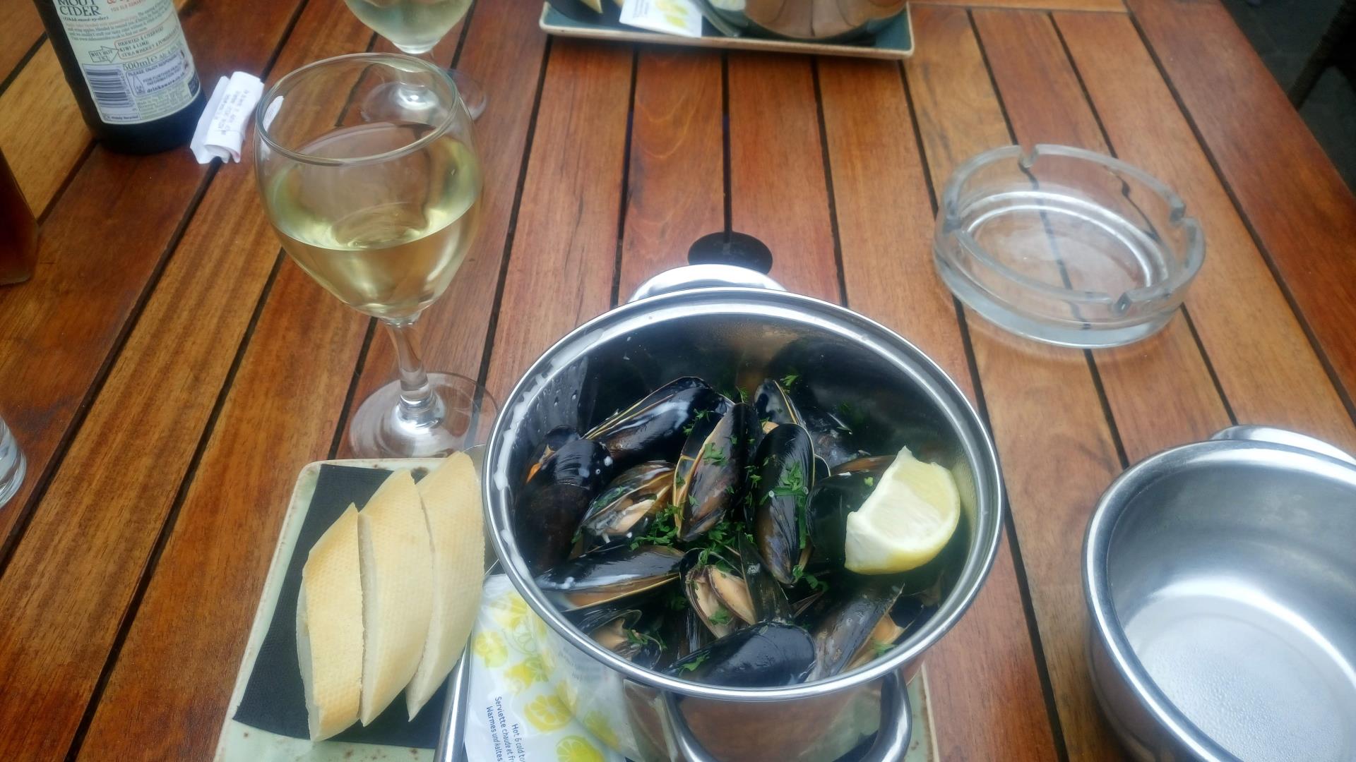 Cosa mangiare a Jersey: cozze e vino bianco
