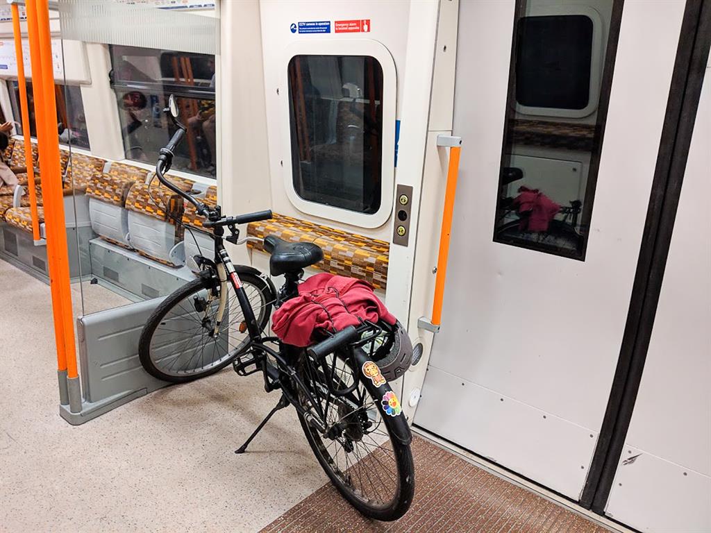 La mia bici in un vagone dell'Overground