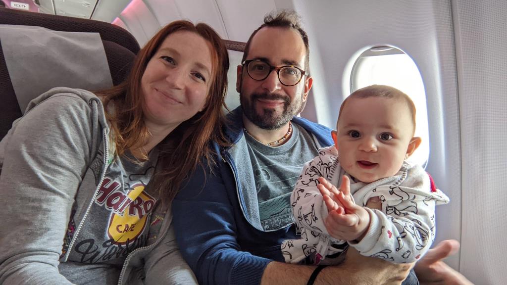 Io, mio marito e la nostra bambina in volo per Antigua e Barbuda