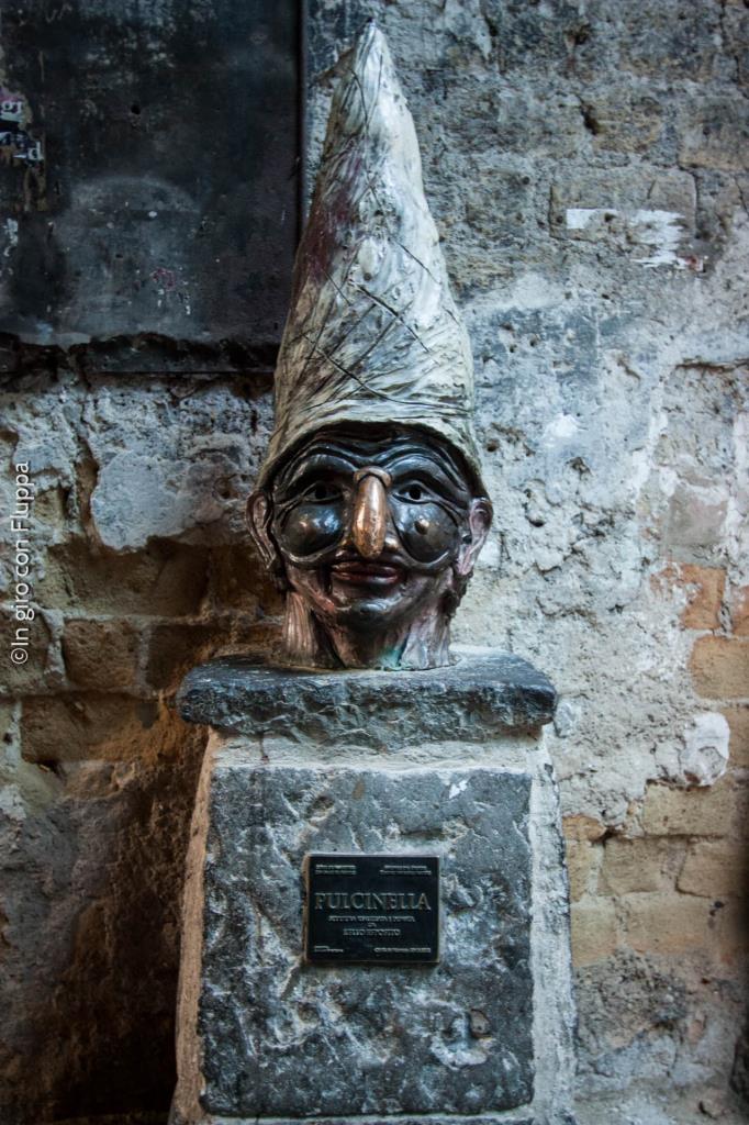 Via dei Tribunali - Pulcinella statue