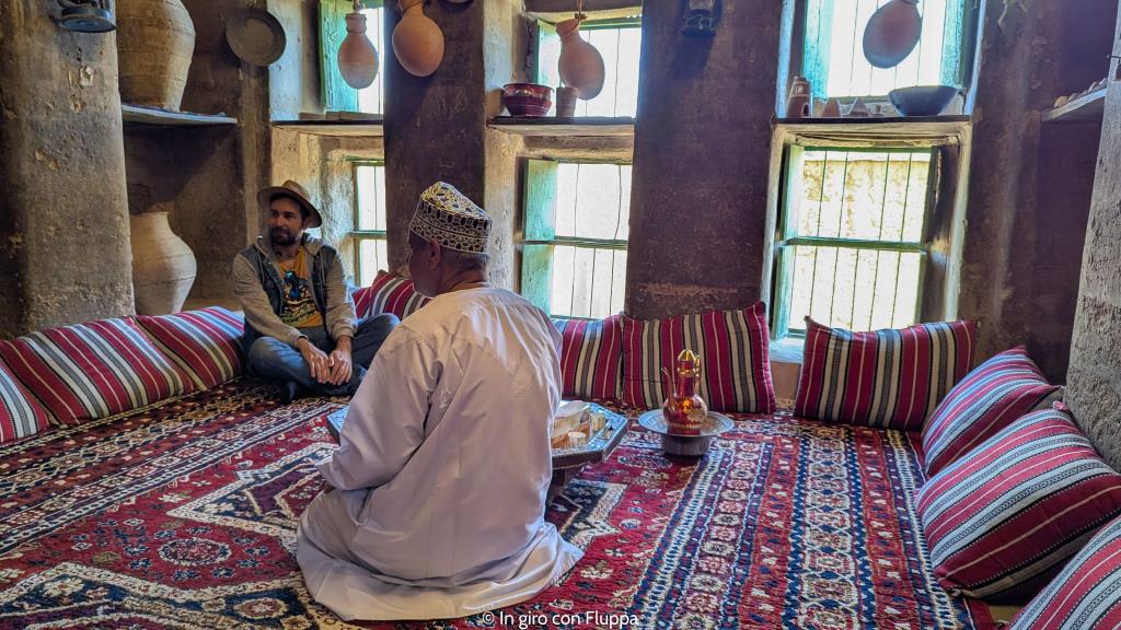 Condivisione di tè e datteri sul tappeto, casa-museo Bait Al Safah, Oman