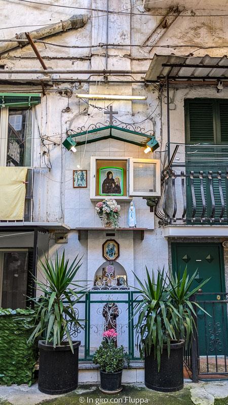 Edicola votiva nei Quarieri Spagnoli di Napoli