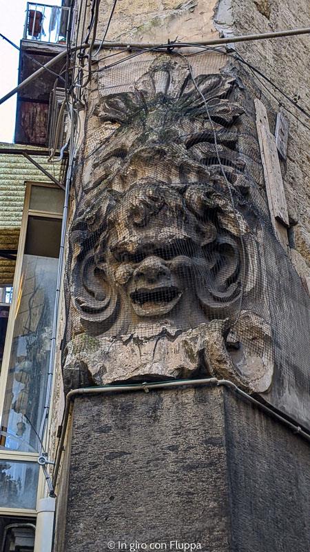 Maschera di diavolo nei Quarieri Spagnoli di Napoli