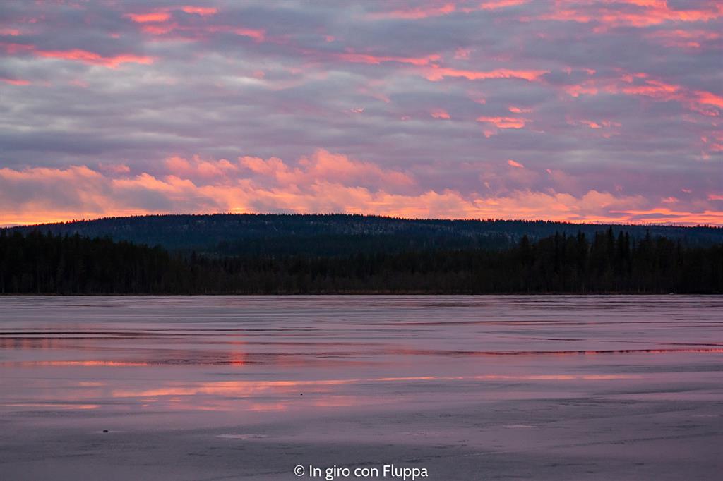 Cosa vedere a Rovaniemi e dintorni: tramonto sul lago