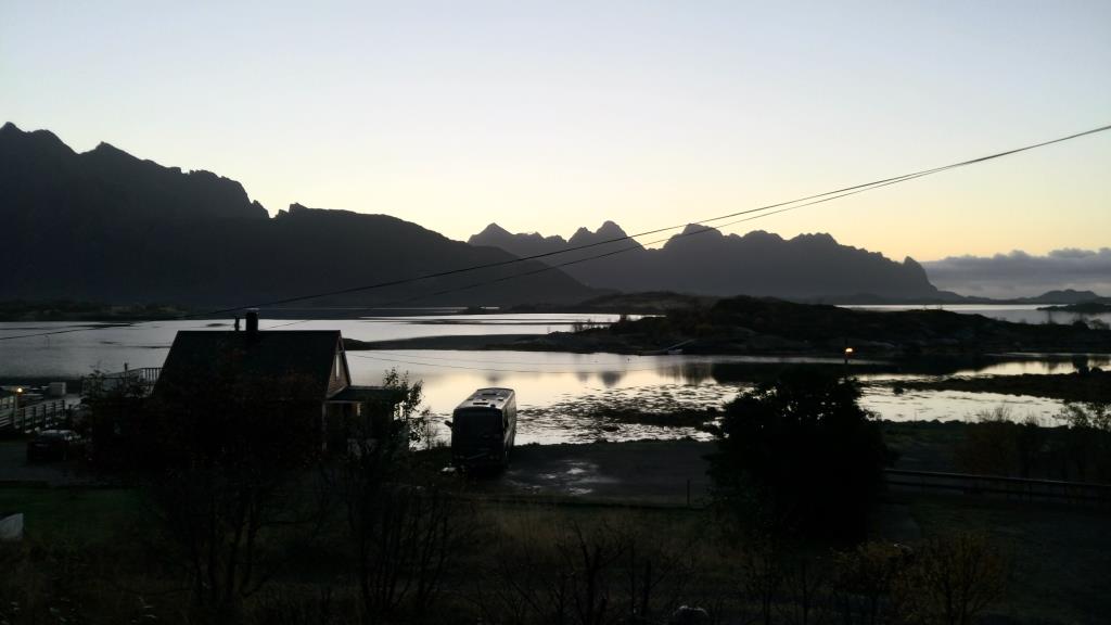 Hammerstad Camping: alba vista dalla finestra della cabina