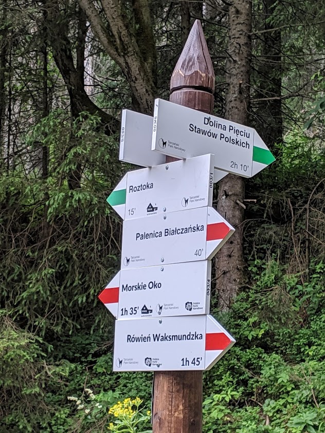 Trekking in Polonia, escursione sui Monti Tatra: segnali per Morskie Oko e Dolina Pieciu Stawów