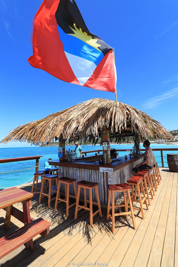 Cosa fare ad Antigua: il Kon Tiki bar a Dickenson bay