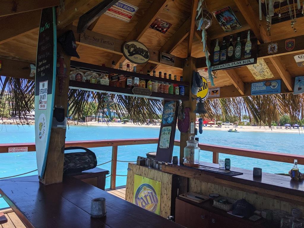 Cosa fare ad Antigua: il Kon Tiki bar a Dickenson bay