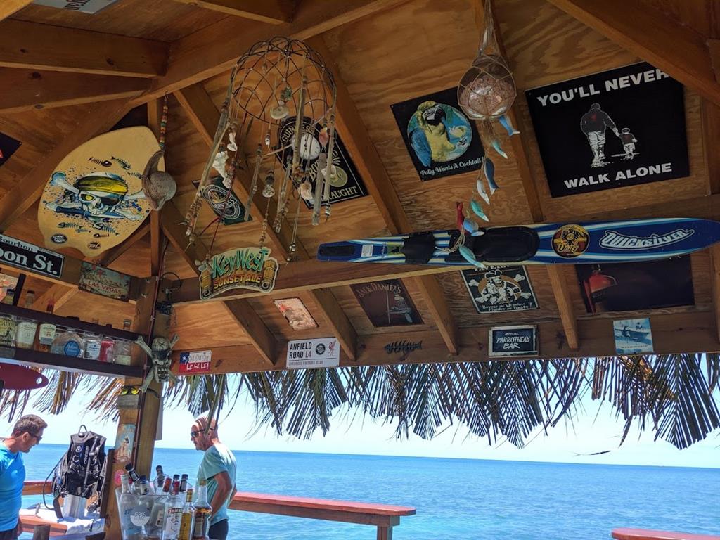Cosa fare ad Antigua: il Kon Tiki bar a Dickenson bay