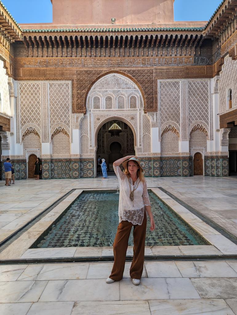 Esempio di abbigliamento adeguato per il Marocco: gambe e spalle coperte