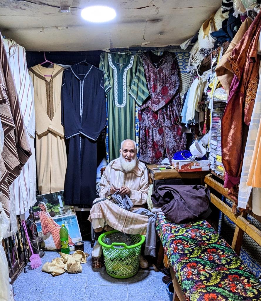 Un sarto nella sua bottega a Fès