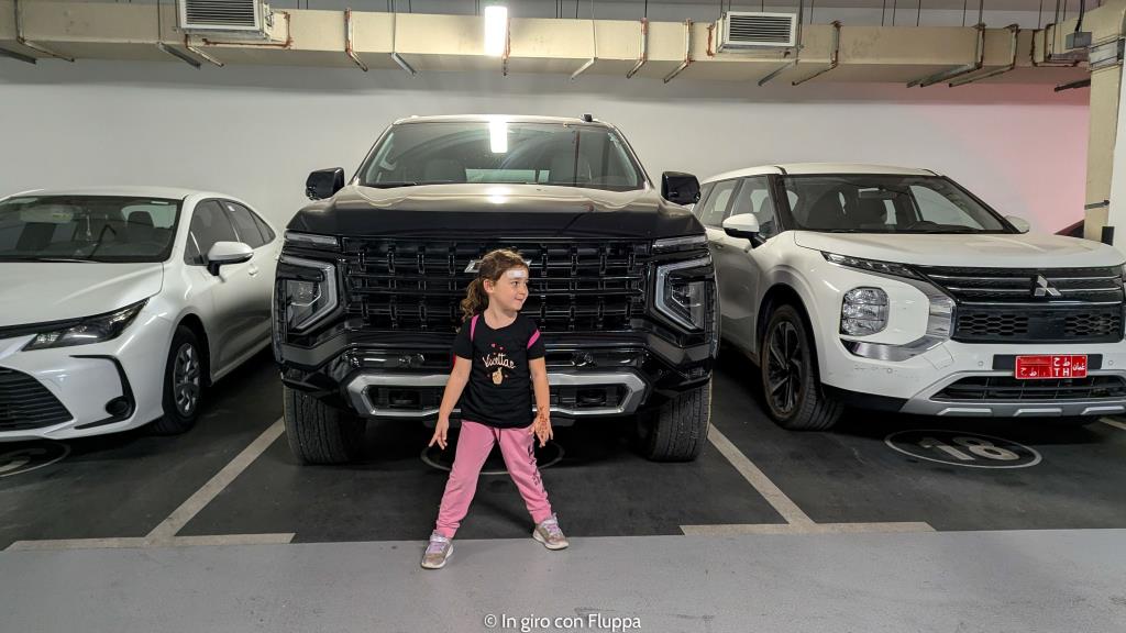 Vicky di fronte un'auto 4x4