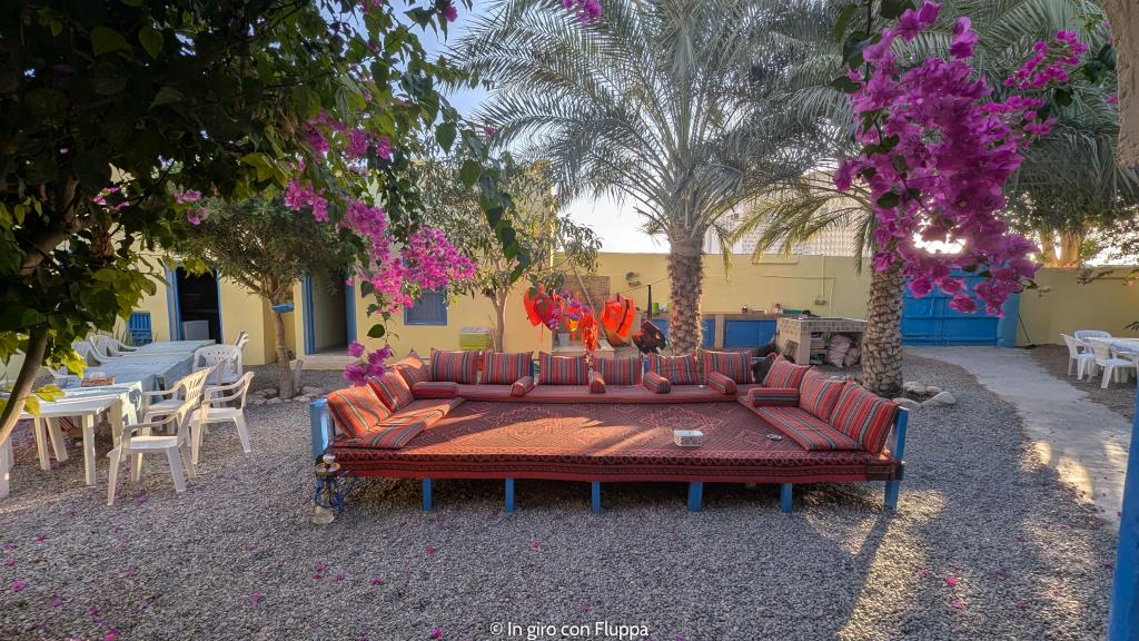 Casa Oman, divano nel giardino comune