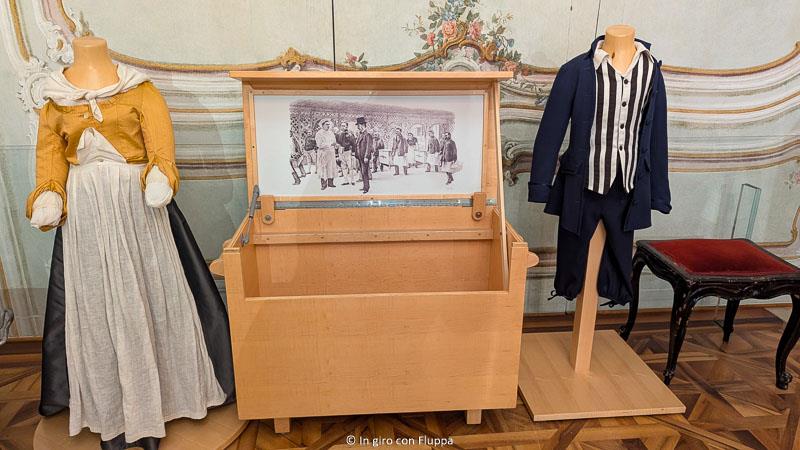 Riproduzione abiti dei bambini reali nel kindermuseum dello Schonbrunn Palace, Vienna