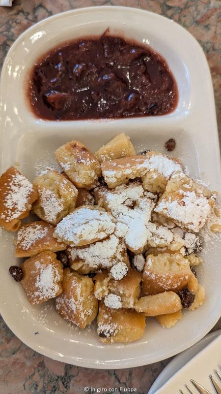 Pancake apezzetti con uvetta e marmellata di prugne