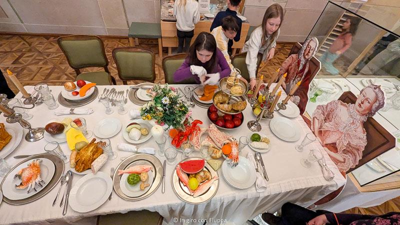 Riproduzione di un tavolo da pranzo nel kindermuseum dello Schonbrunn Palace, Vienna