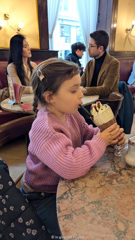 Vicky beve un hot chocolate al Cafe Ritter, Vienna